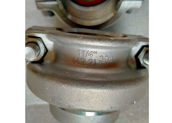 पाइप सिरों की प्रभावी सीलिंग और सुरक्षा के लिए धातु के छल्ले में सिलिकॉन सील रिंगों के साथ टिकाऊ प्लास्टिक पाइप एंड कैप्स